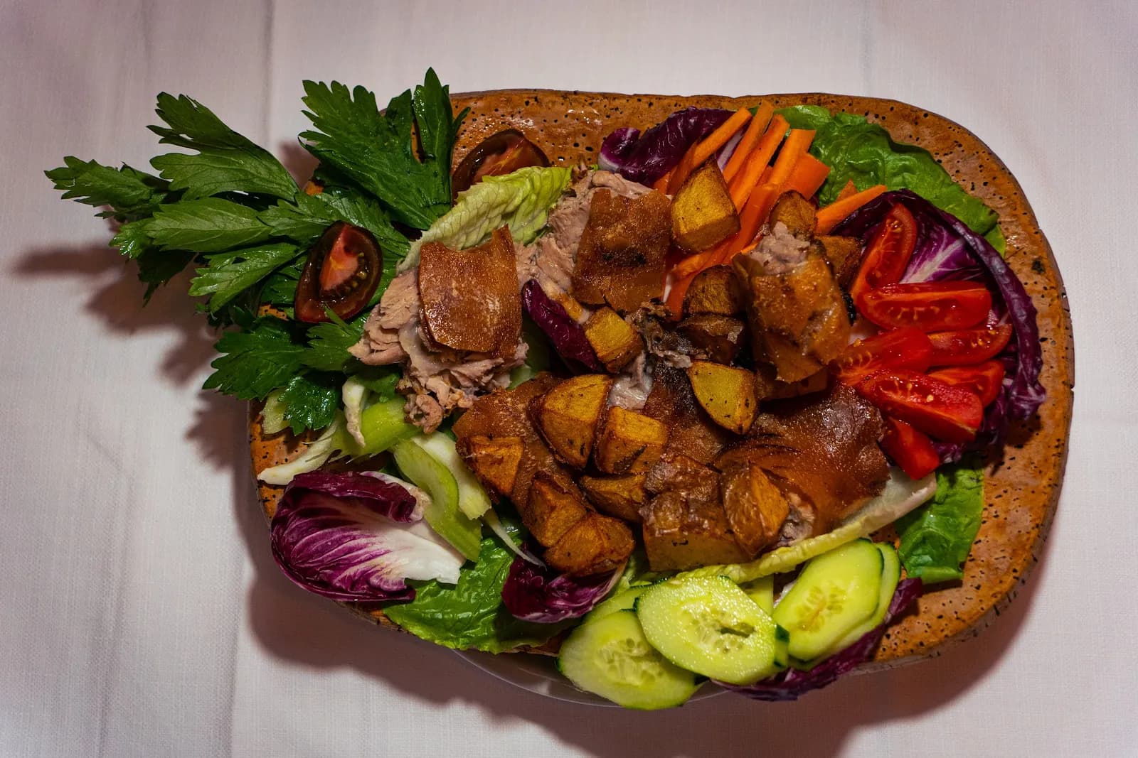 Porcetto arrosto con patate e verdure fresche