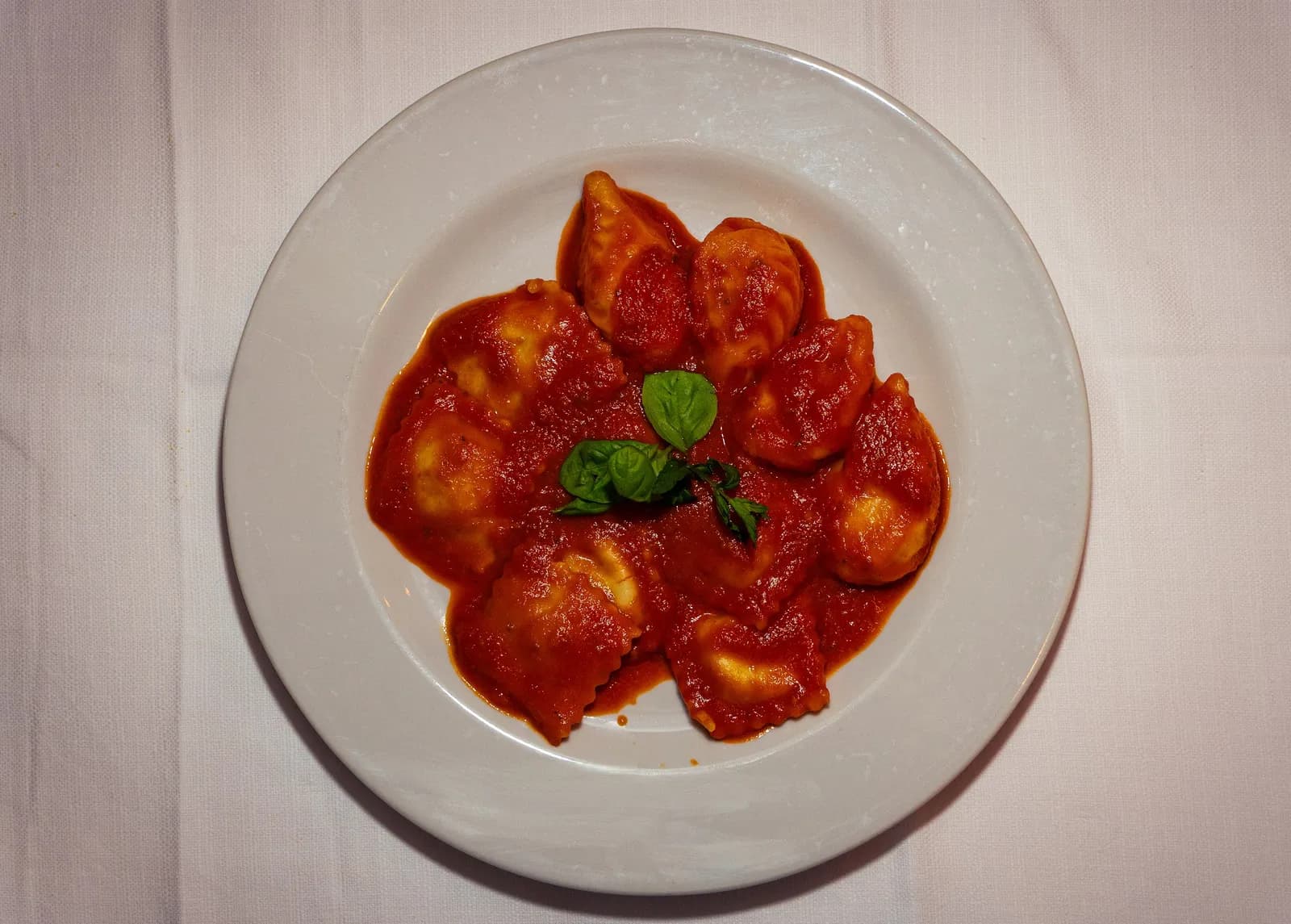 BIS di ravioli e culurgiones con sugo di pomodoro e basilico