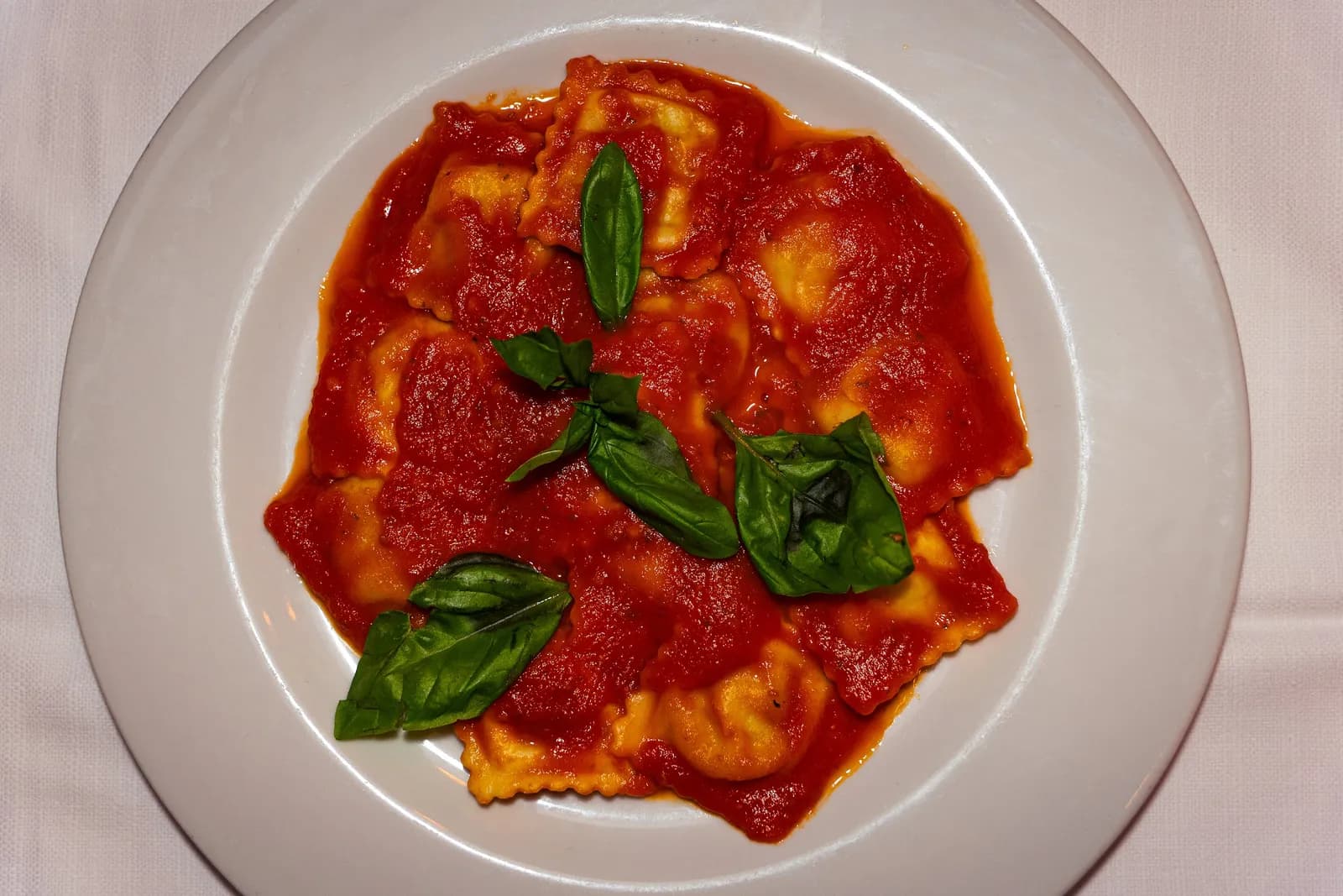 Ravioli al sugo di pomodoro e basilico