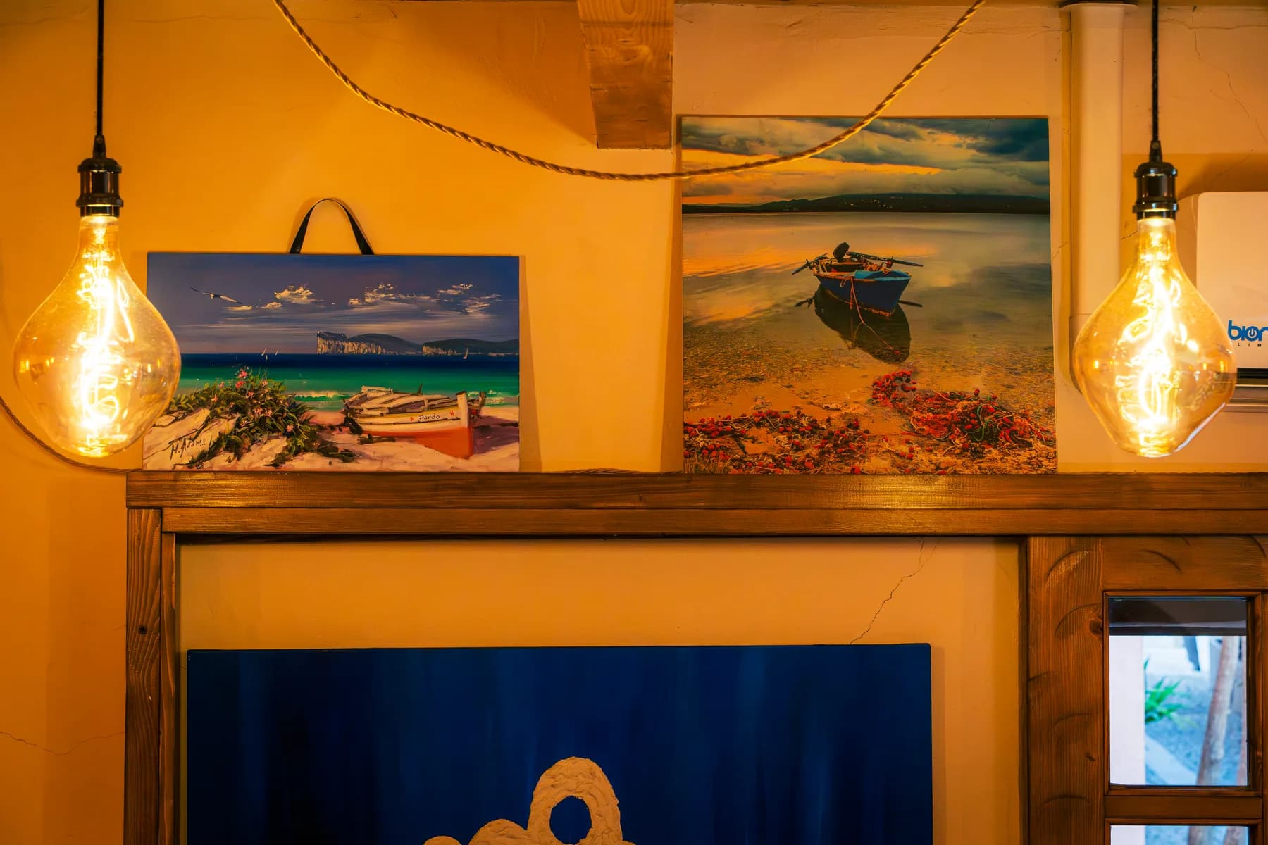 Le lampade e i quadri di mare della sala